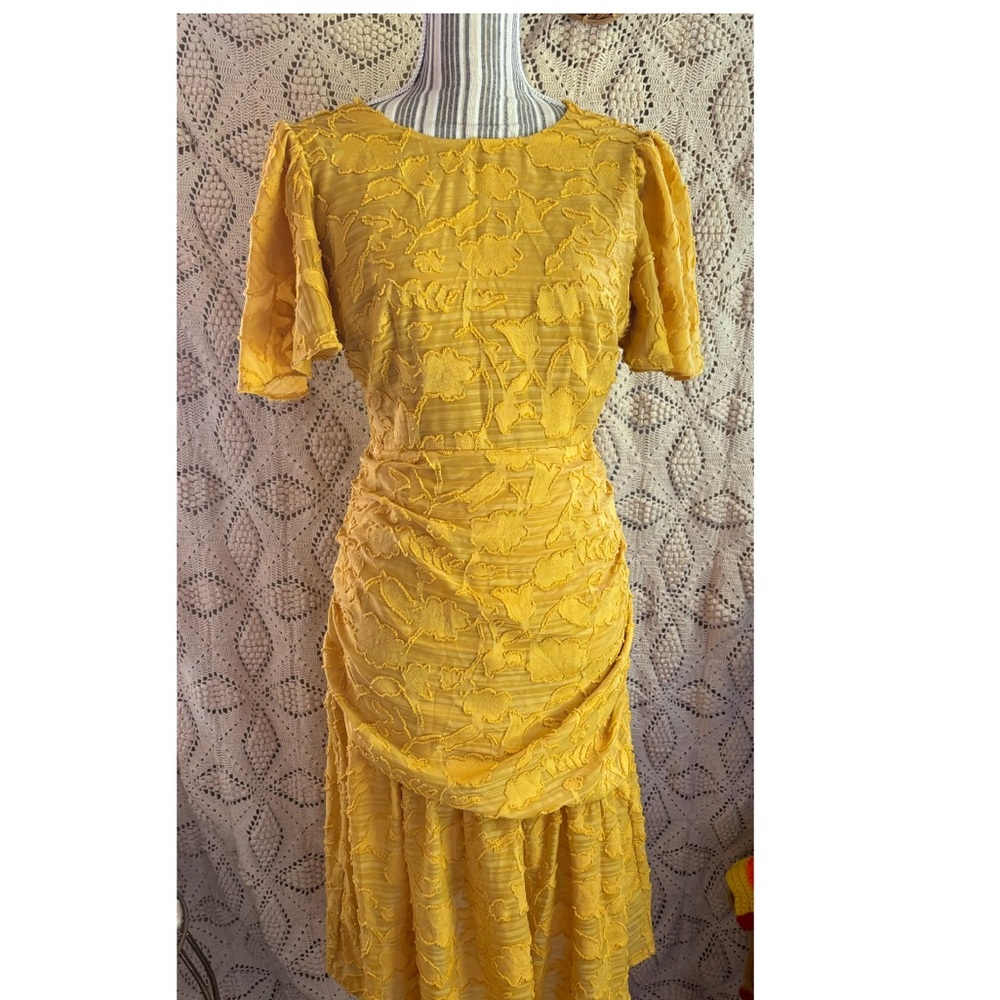 Gorgeous yellow textured midi dress